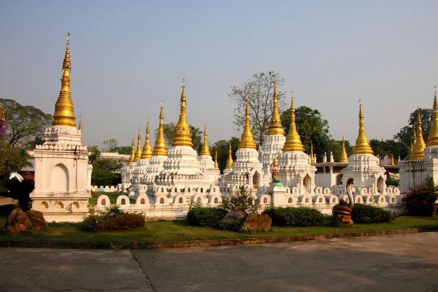 Vista de Wat Chedi Sao Lang en Lampang