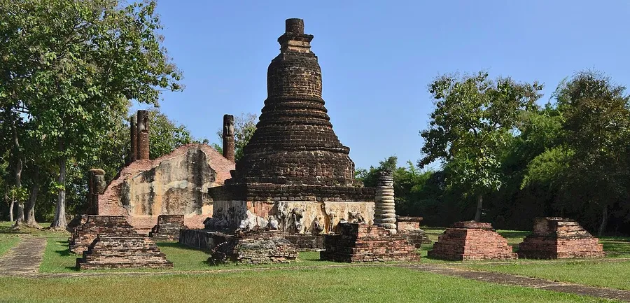 Estupa y restos del templo Wat Chedi Si Hong en Sukhothai