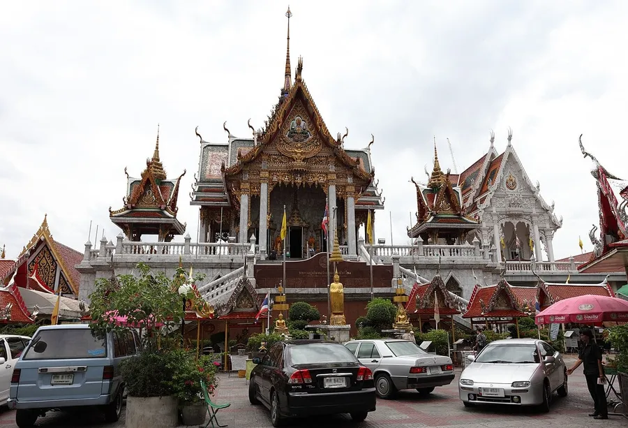 Salas y acceso principal de Wat Hua Lamphong junto a Rama IV