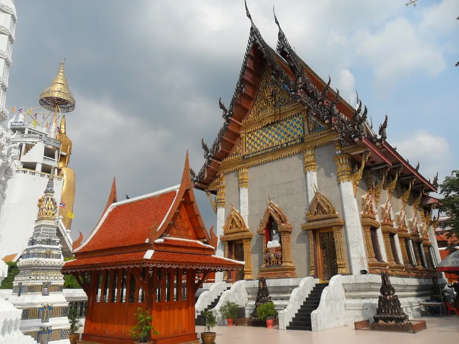Sala de culto y parte del Buda de Wat Intharawihan