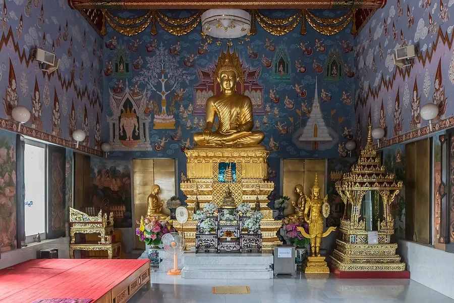 Imagen de Buda y pinturas del interior de Wat Kaew Korawaram