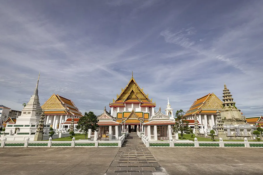 Patio y edificios de Wat Kalayanamit en Bangkok