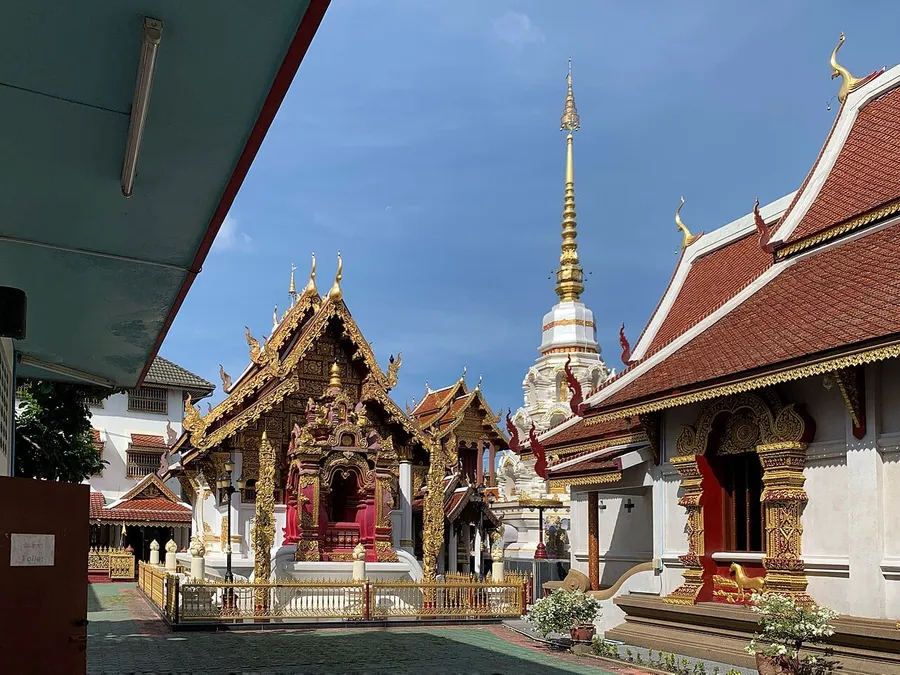 Patio y chedi de Wat Klang Wiang en Chiang Rai