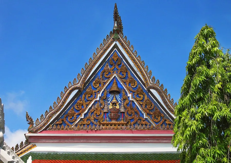 Detalle del frontón de Wat Makut Kasattriyaram