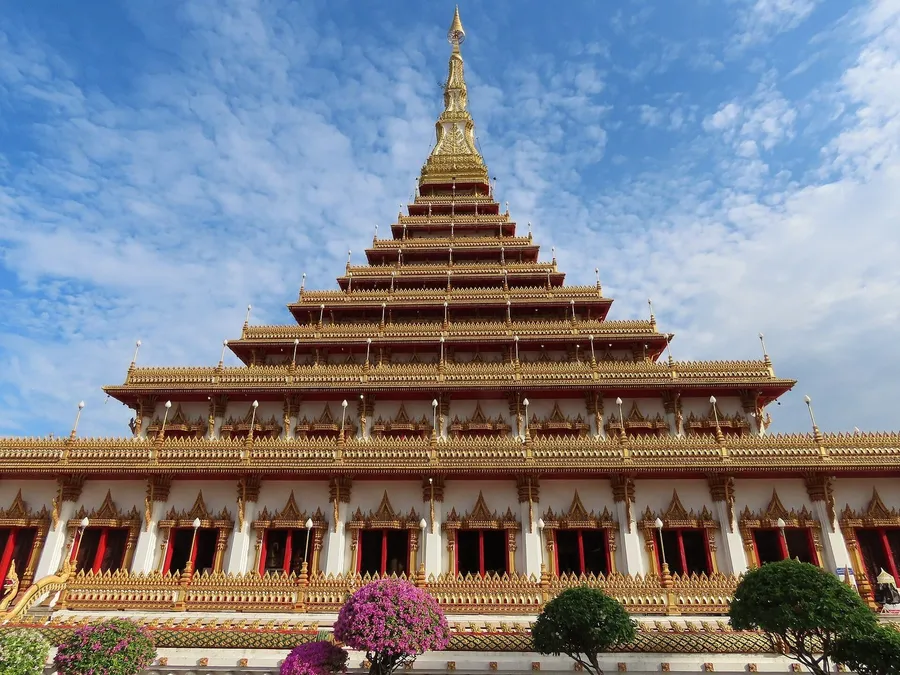 Estupa de nueve plantas de Wat Nong Wang, en Khon Kaen, vista de frente con sus tejados escalonados