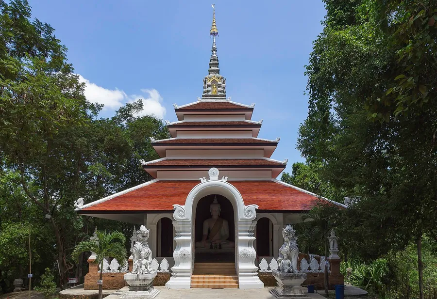 Edificios de Wat Pha Lat entre vegetación tropical en la ladera de Doi Suthep