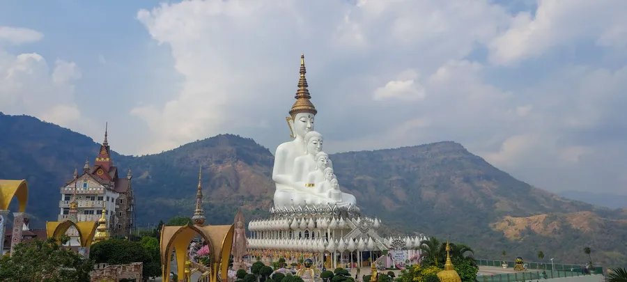 Wat Pha Sorn Kaew (el templo de los cinco budas blancos), Tailandia