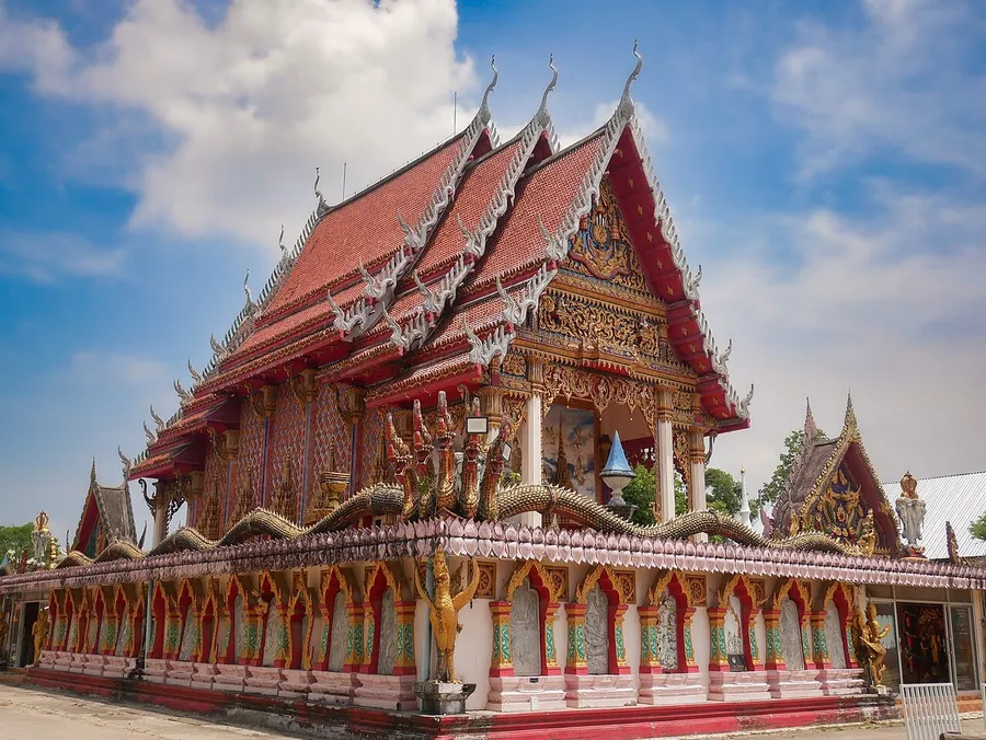 Edificios y decoración de Wat Phra Nang Sang en Thalang