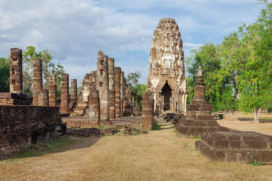 Columnas y torre del conjunto de Wat Phra Phai Luang