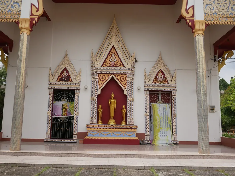 Edificio y detalles religiosos de Wat Phra Thong en Thalang, Phuket
