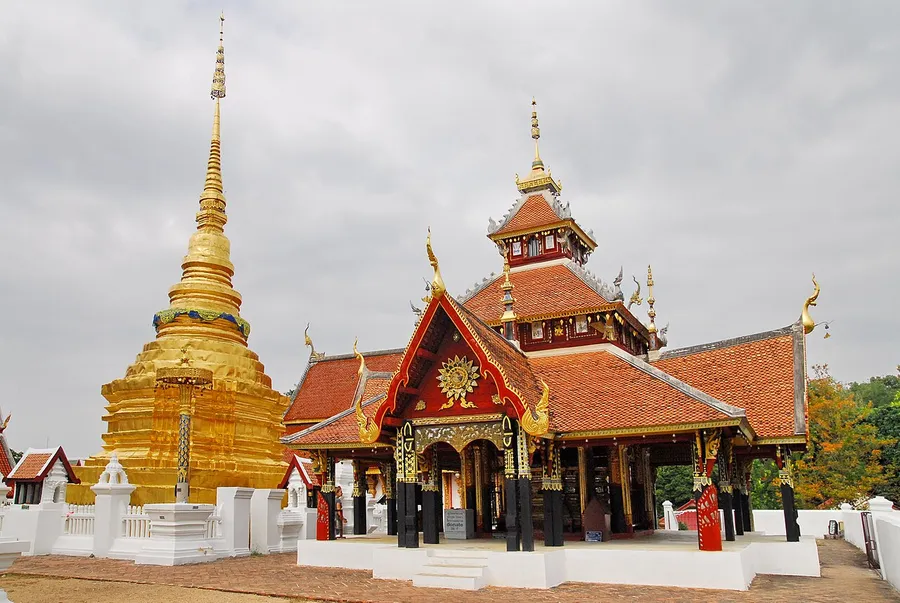 Pabellón y chedi de Wat Pong Sanuk en Lampang