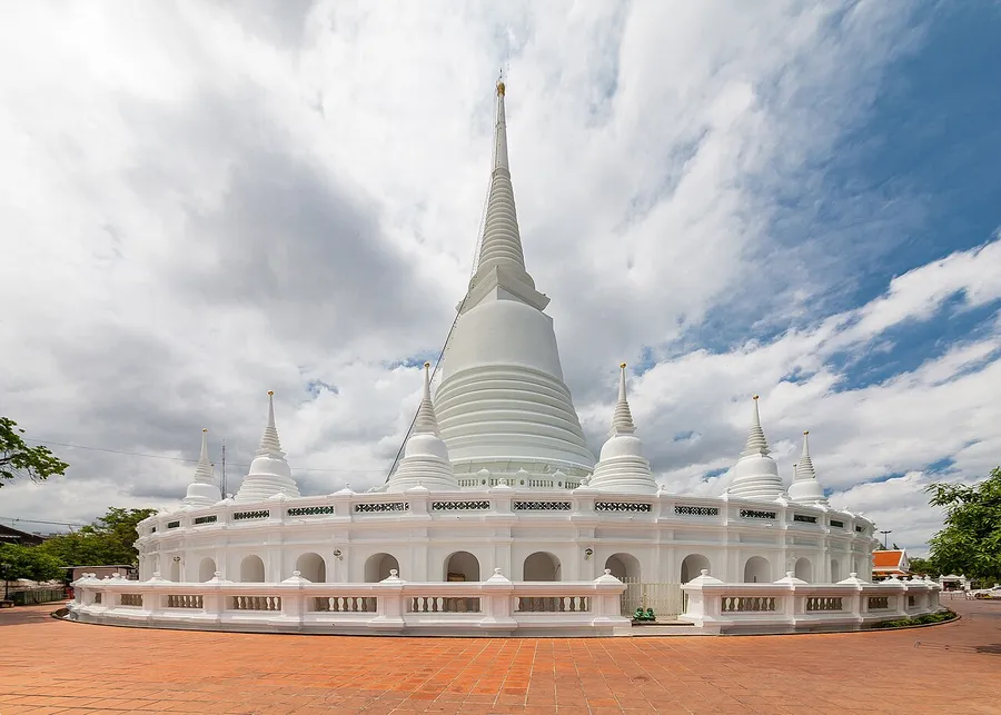 Gran chedi blanco de Wat Prayurawongsawat