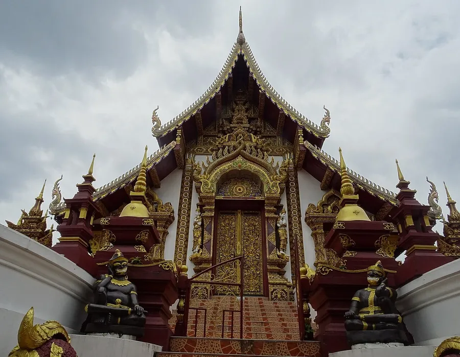 Vista de Wat Raj Montean en Chiang Mai
