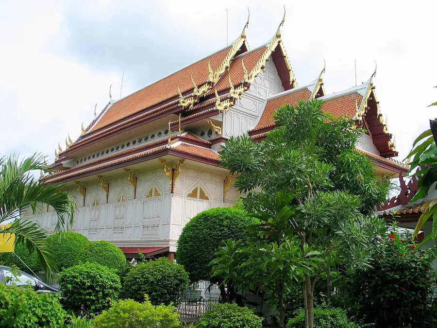 Edificio religioso de Wat Ratchathiwat rodeado de vegetación