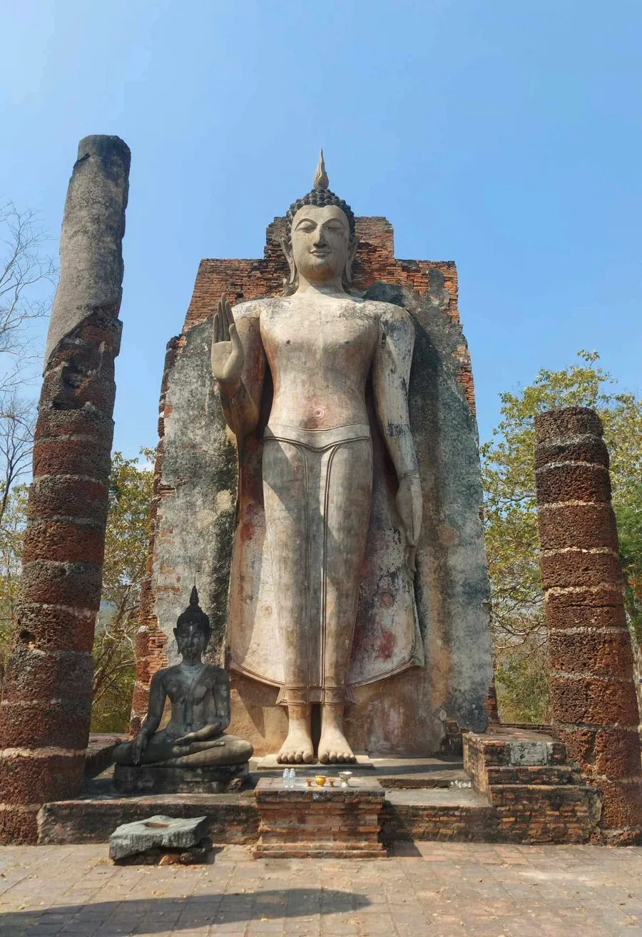 Vista de Wat Saphan Hin en Sukhothai
