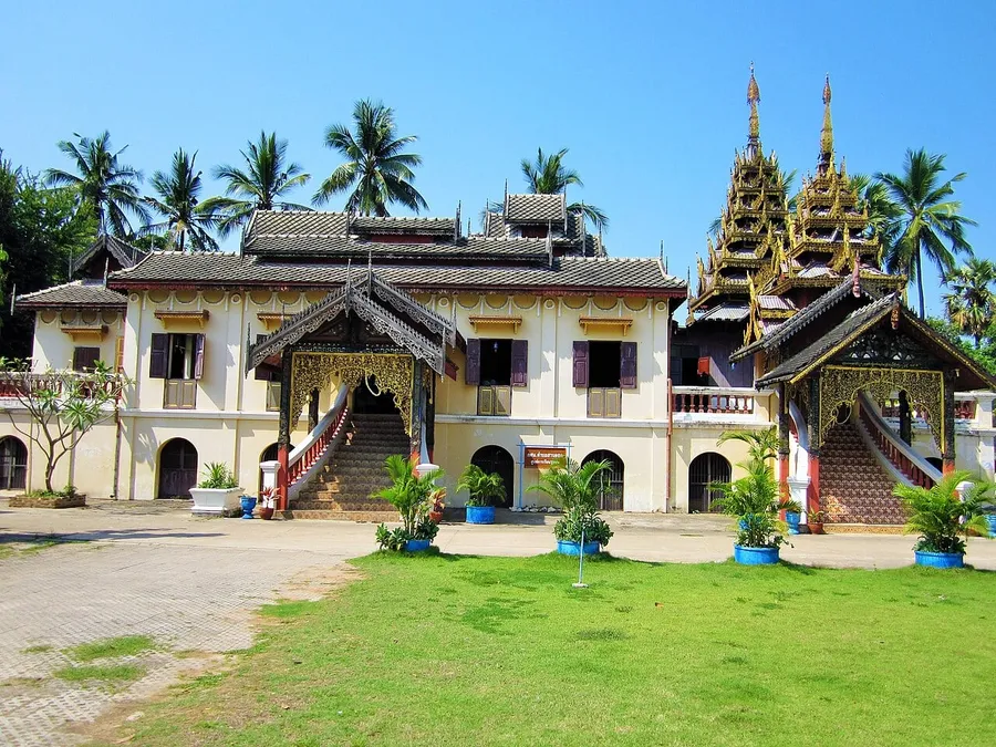 Edificios y cubiertas de tradición birmana de Wat Si Chum en Lampang