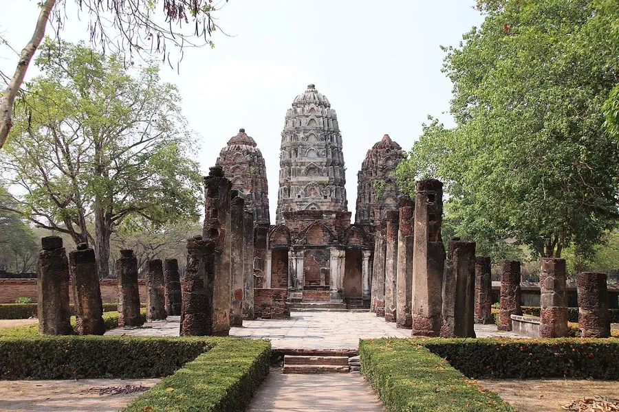 Los tres prangs de Wat Si Sawai en Sukhothai