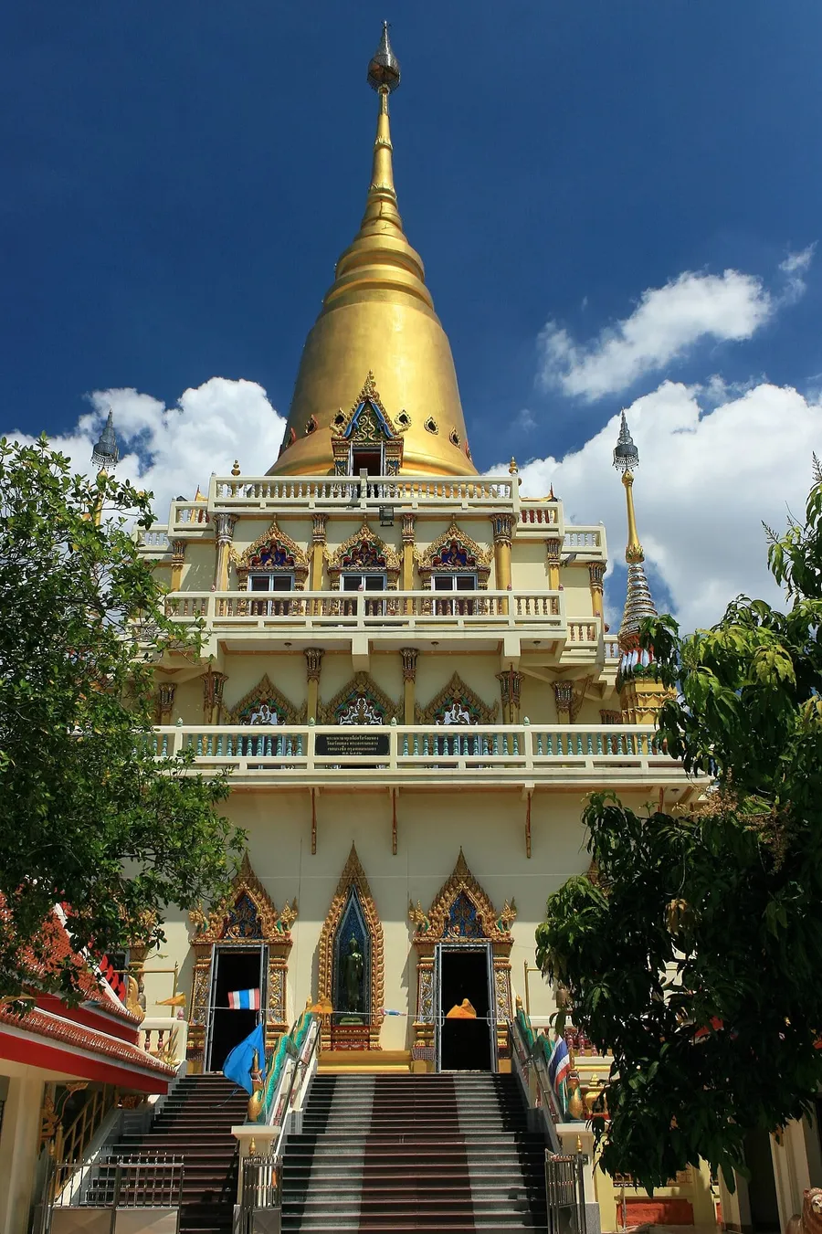 Arquitectura y decoración del templo Wat Soi Thong en Bang Sue