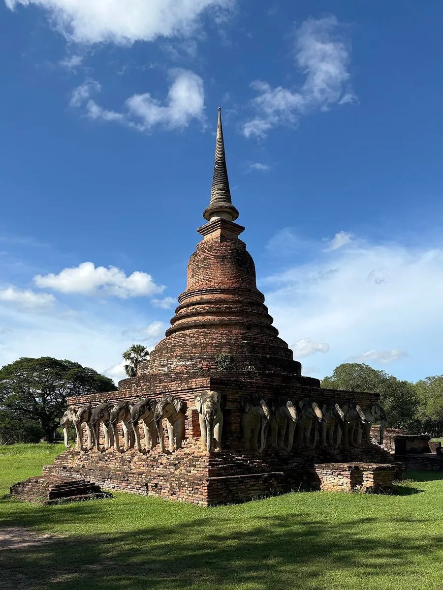 Chedi y figuras de elefantes de Wat Sorasak