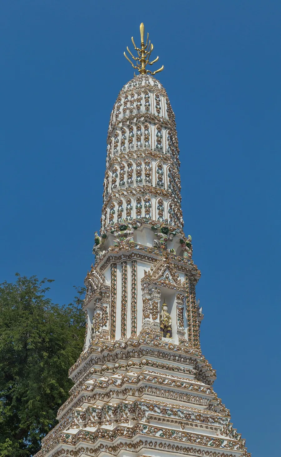 Prang decorado del recinto de Wat Thepthidaram